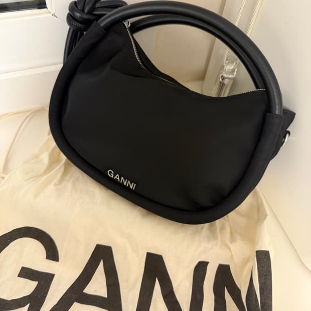 GANNI 가니 미니 노트 바게트백 