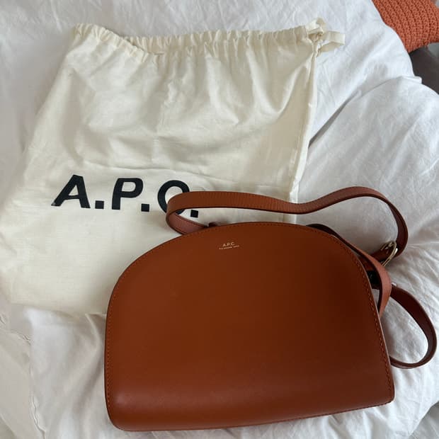 A.P.C. 아페쎄 하프문백 브라운 크로스백