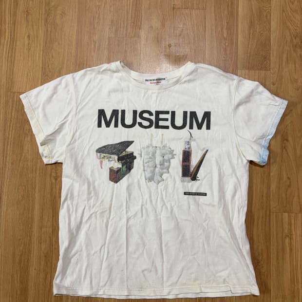 (L)더뮤지엄비지터 반팔티