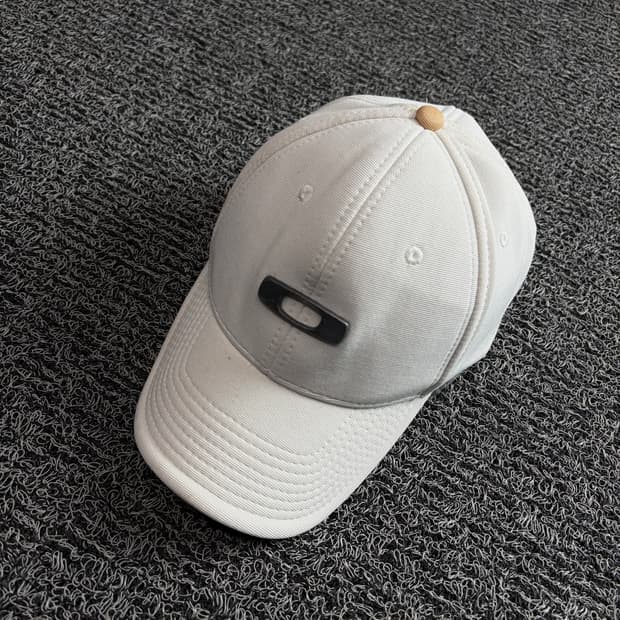 오클리 아이콘 로고 화이트 볼캡 3931