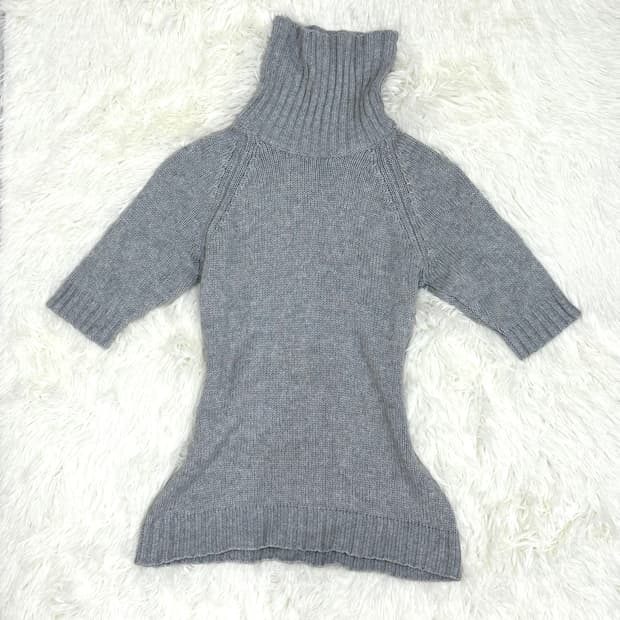 그레이 목폴라 반팔 니트