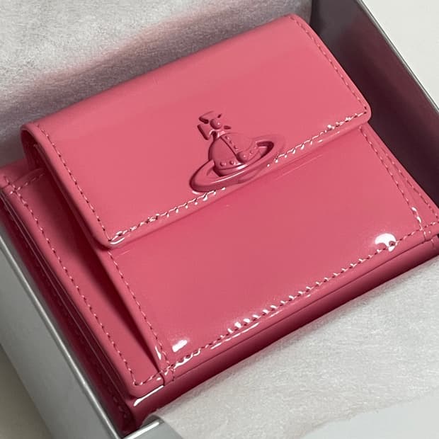 비비안웨스트우드 샤이니 페이턴트 플랩 반지갑