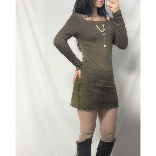 와이넥 레이스 디테일 롱 슬리브 티