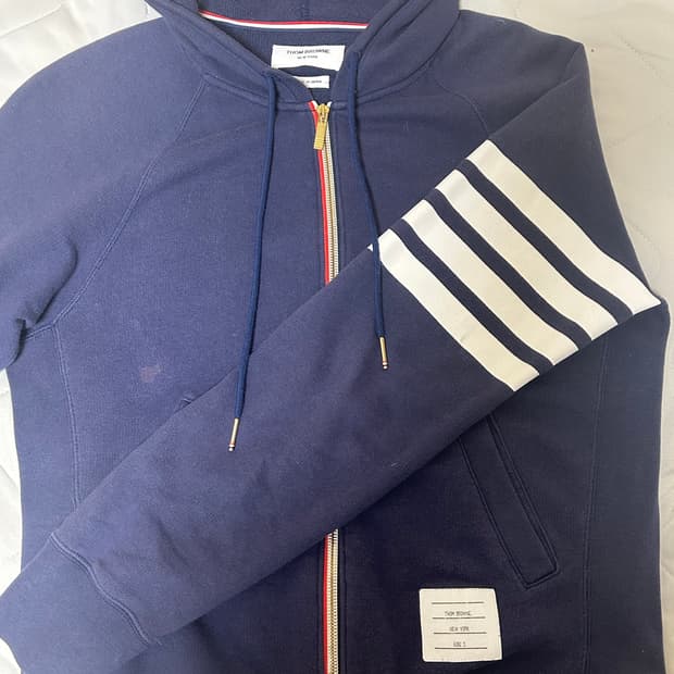 톰 브라운 엔지니어드 사선 후드 집업 네이비