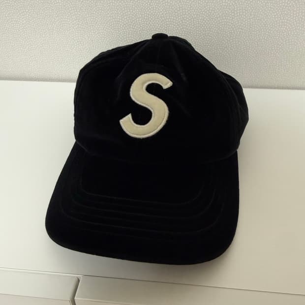 슈프림 벨벳 6패널 S로고 캡 블랙