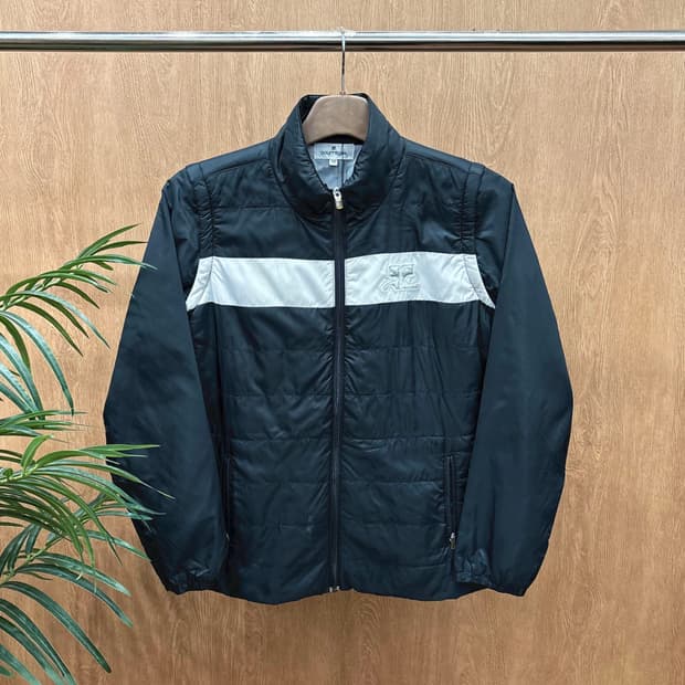 꾸레쥬 하이넥 경량 패딩 점퍼 배색 로고 패치 디테일 레귤러핏 블랙