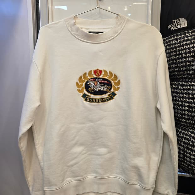버버리(Burberry)의 클래식 올드로고 자수 스웨트 셔츠