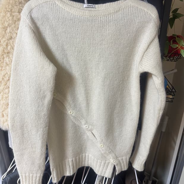 아우로 ouro 슬릿 단추 니트