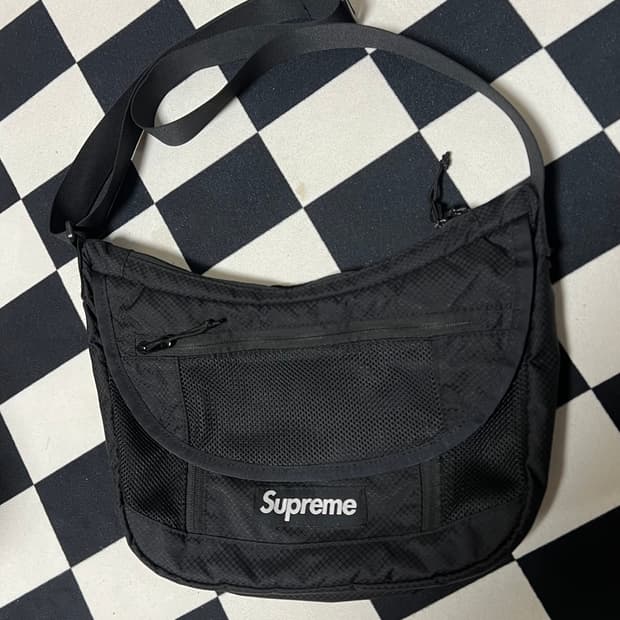 슈프림 스몰 메신저백 블랙 크로스백 가방