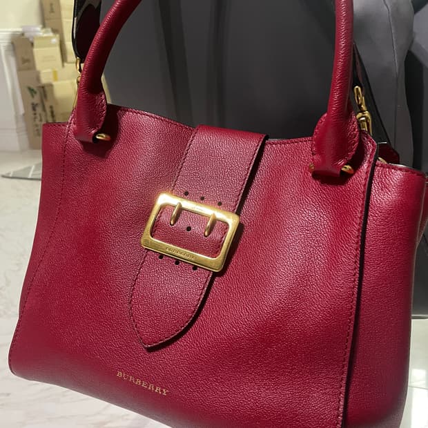 버버리 가죽 버클 토트백 레드