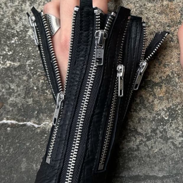 Leather two-way zipper bangle 래퍼 마브 착용 