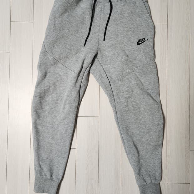 나이키 테크팩 테크 플리스 조거 팬츠s

오염 하자 없이 깨끗해요^^

