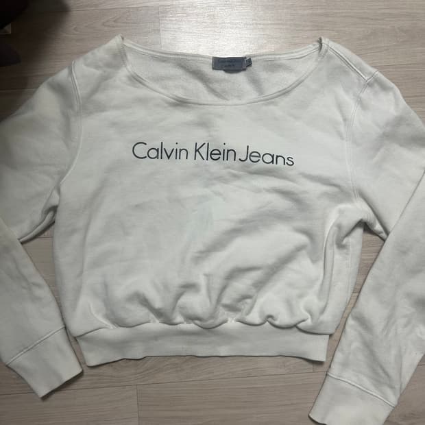 캘빈클라인 리폼 크롭 오프숄더 맨투맨m