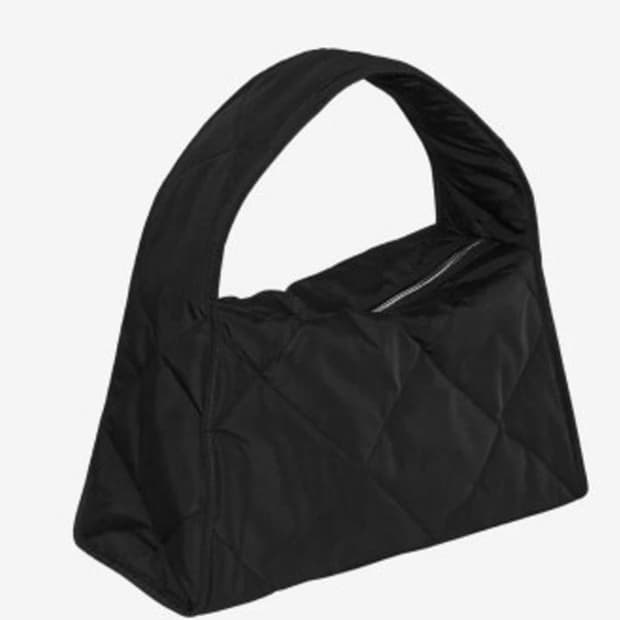 COS 다이아몬드 퀼티드 숄더백 식빵백