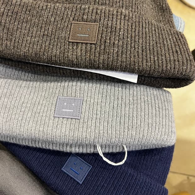 아크네 이모지 비니