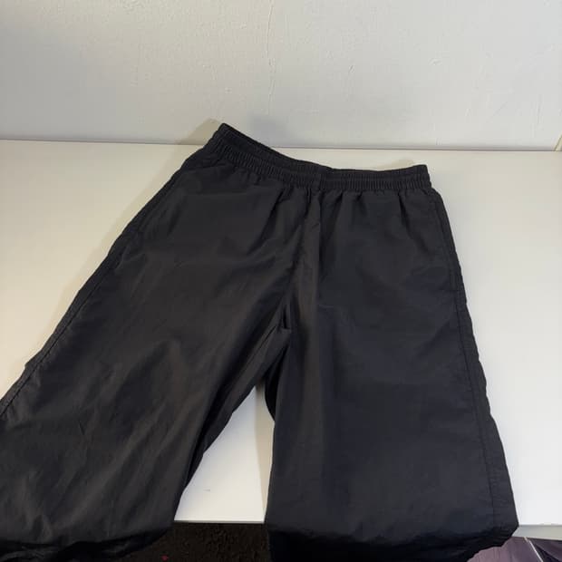 M 30 무탠다드 블랙 레귤러핏 밑단스트링 밴딩 나일론팬츠