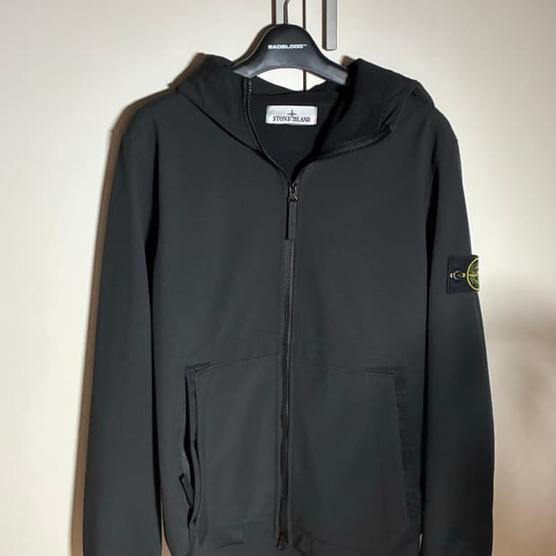 스톤아일랜드 소프트쉘 22fw s사이즈