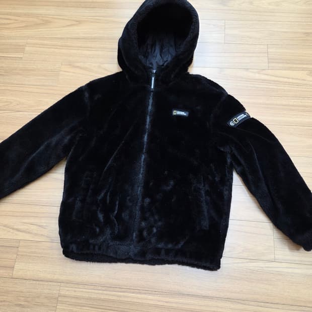 내셔널지오그래픽 키즈 에코퍼 후드 자켓 블랙 색상입니다. 사이즈는 14입
