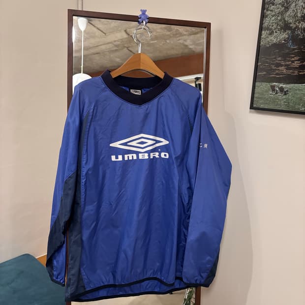 엄브로 블루 웜업 맨투맨