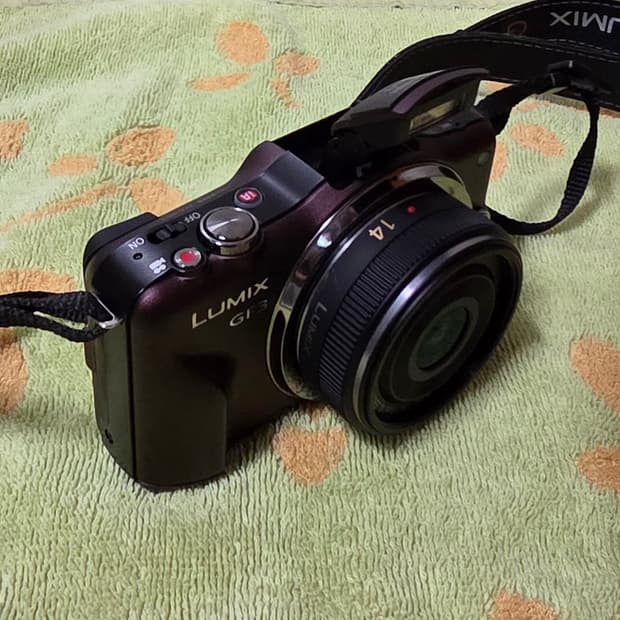 파나소닉 루믹스 GF3 카메라와 14mm 렌즈 팝니다.