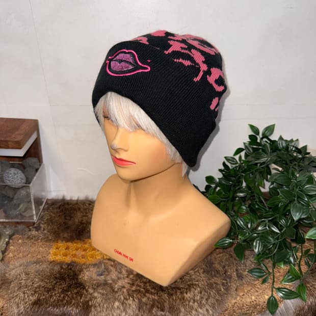 Elstinko black pink leopard lips beanie 