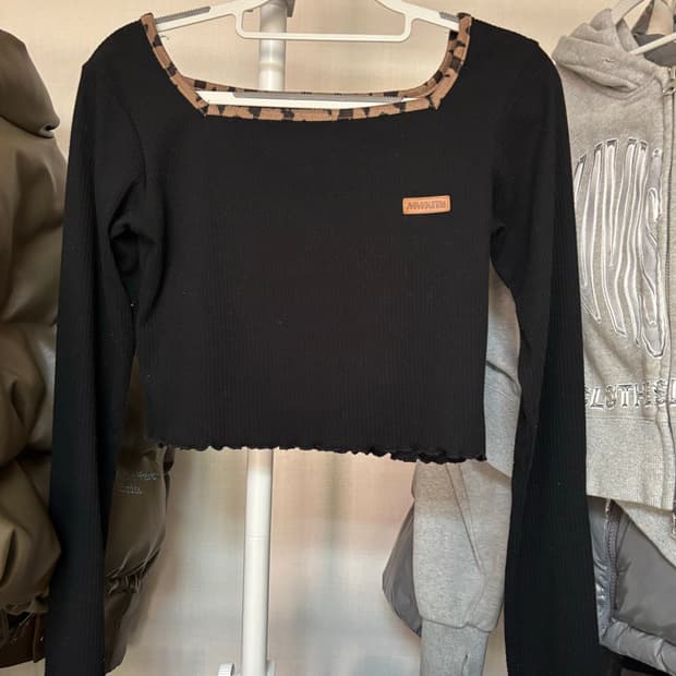 MOMCKITS 블랙 크롭니트