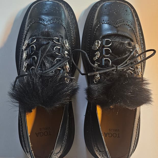 TOGA VIRILIS 블랙 퍼 장식 윙팁 슈즈 41(새상품)