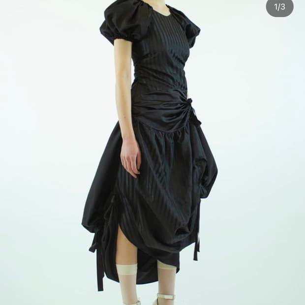 웨드 스튜디오 태피터 시그니처 타이 스커트 블랙