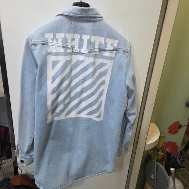오프화이트 연청 데님 셔츠형 자켓