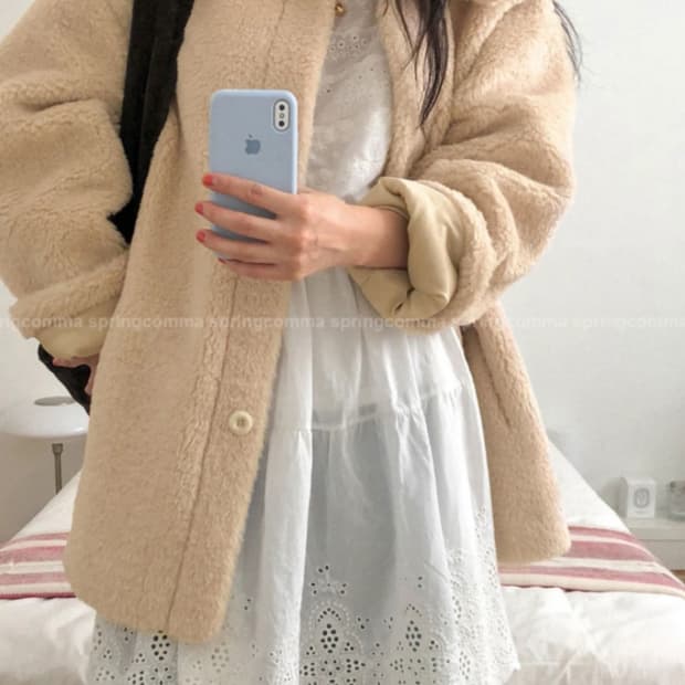 스프링콤마 크리미 덤블 하프 무스탕 코트