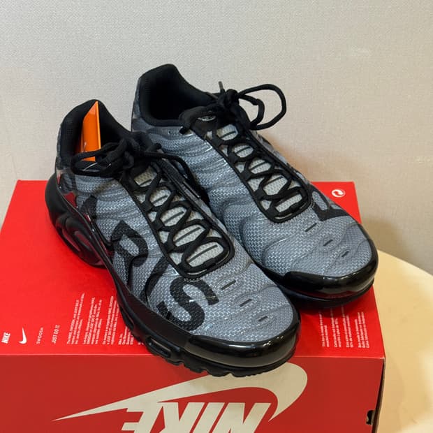 나이키 에어맥스 플러스 블랙 파티클 그레이 295mm