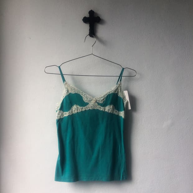 Lace point sleeveless