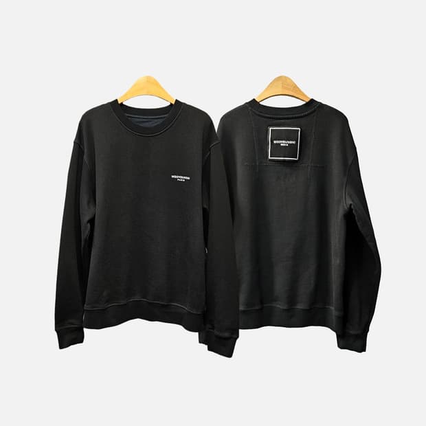 우영미 스퀘어라벨 블랙 스웻셔츠 맨투맨