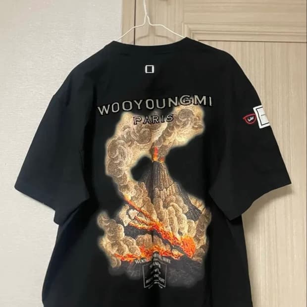 !! 우영미 볼케이노 백로고 반팔 티셔츠 판매합니다 !!