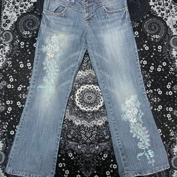 오리엔탈 큐빅 드로잉 디테일 부츠컷 연청 데님팬츠