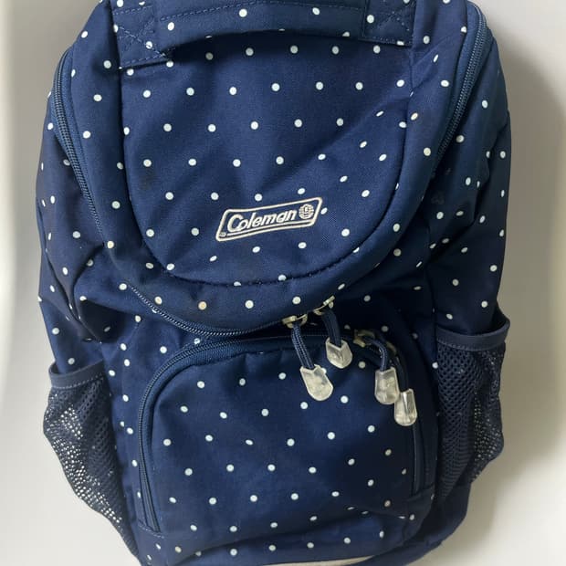 콜맨 도트 백팩 네이비