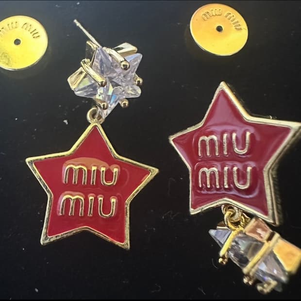 미우미우 레드 스타 귀걸이