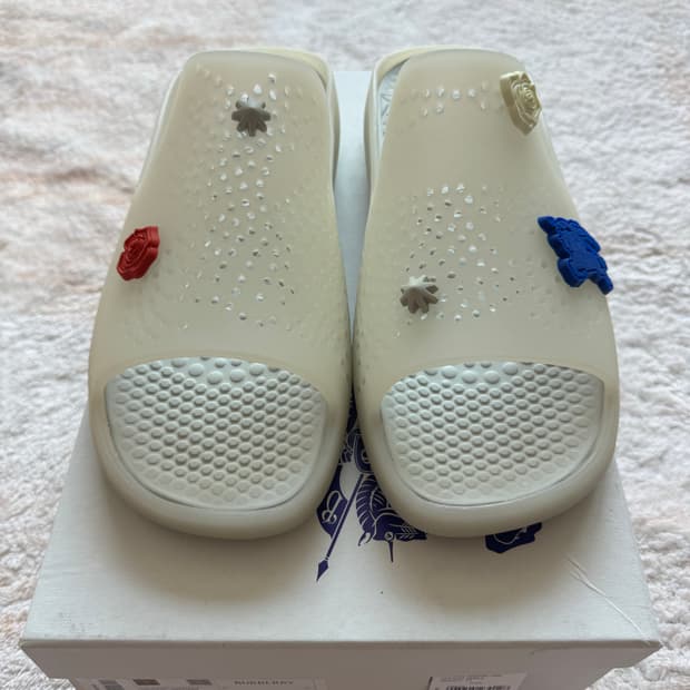 버버리 스팅레이 아플리케 디테일 슬라이더 샌들 8081265 슬라이더 