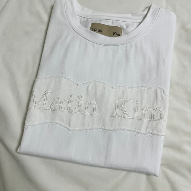마뗑킴 logo patched t shirts in white
