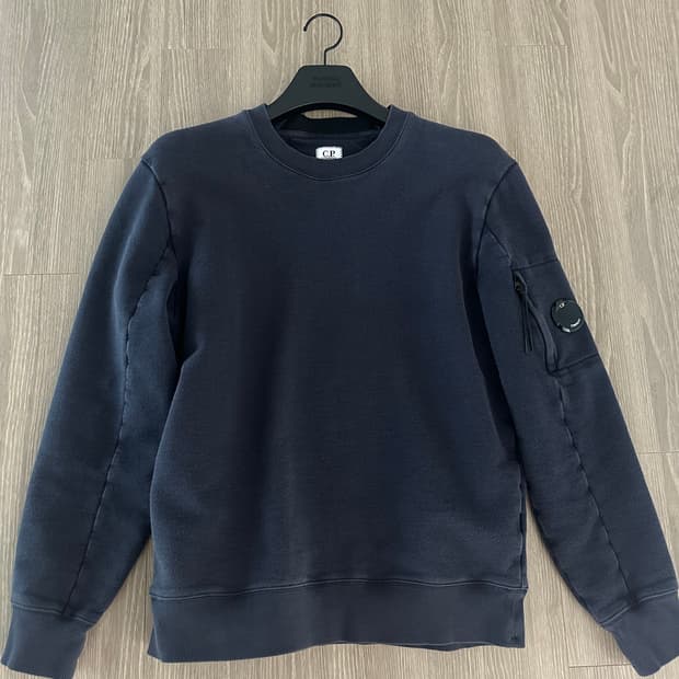 cp컴퍼니 맨투맨 네이비 L 팝니다