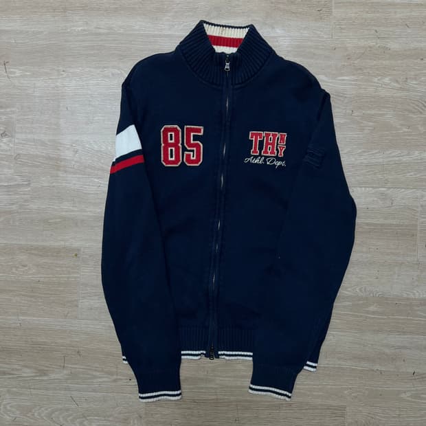 타미힐피거 빅로고 자수 패치 하이넥 니트집업 [네이비] S/90