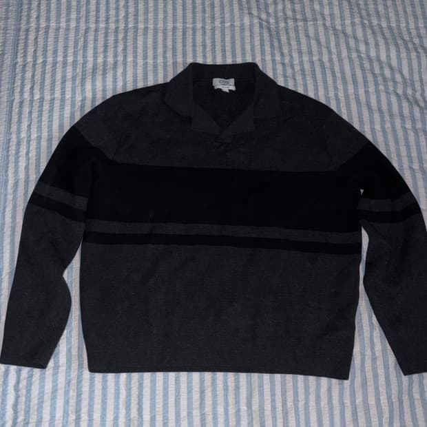 cos 스트라이프 브이넥 니트