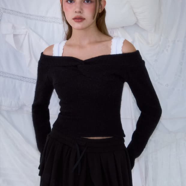 로제프란츠 트위스트 오프숄더 롱 슬리브 니트 