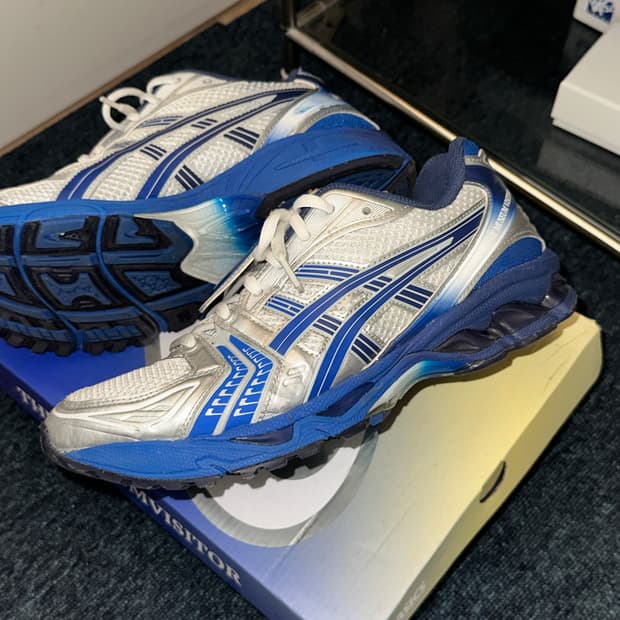 더뮤지엄비지터X아식스 젤 카야노 14 실버/블루 270