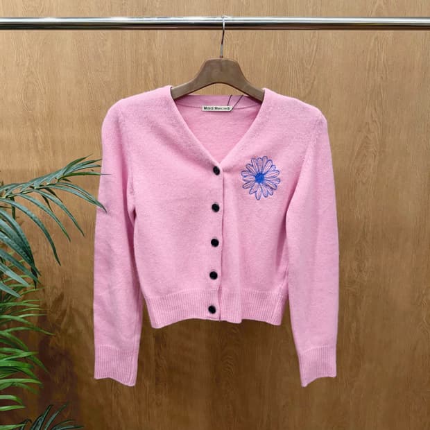 마르디 메르크디 긴팔 브이넥 가디건 밑단 시보리 로고 자수 디테일 핑크