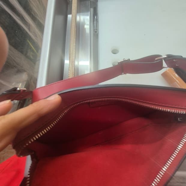 정품 발렌티노 vltn퓨어레드 벨트백