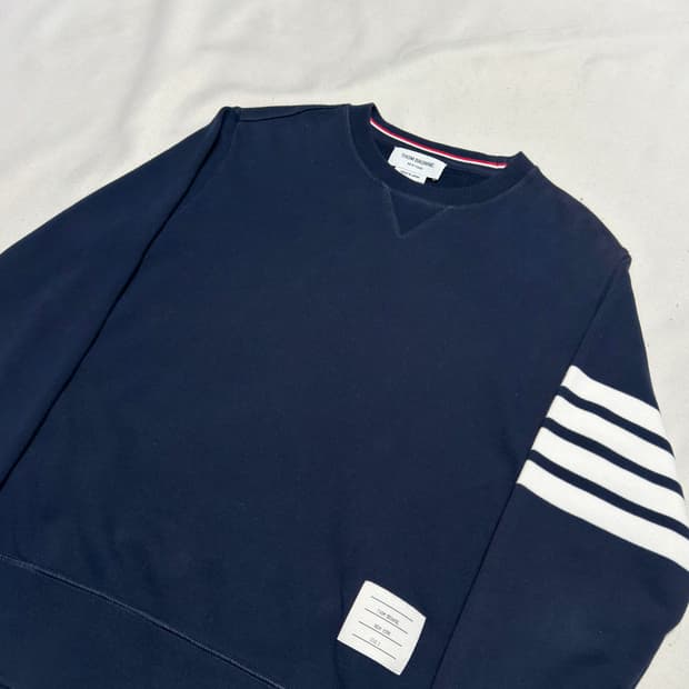 2 톰브라운 사선완장 네이비 맨투맨