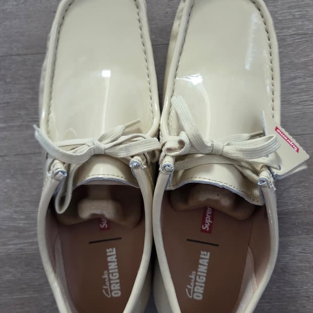 클락스 x 슈프림 페이턴트 레더 왈라비 크림