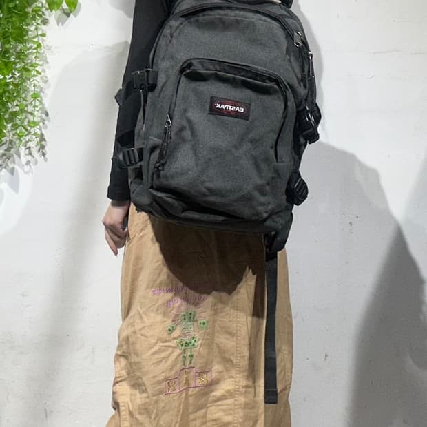 이스트팩 그레이 백팩 가방
