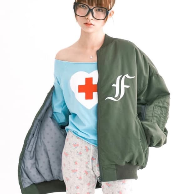 구해요) 샵페어리 봄버 자켓 카키색